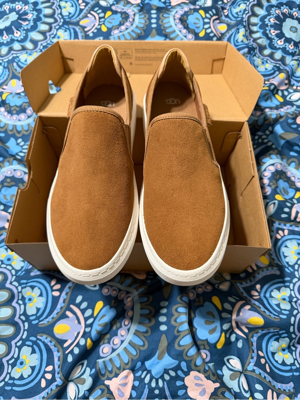 NWT UGG Alameda Slip-On in Chestnut with White Sole - Picture 2 of 10